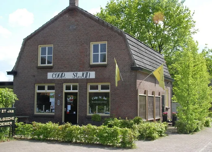 In With Hot Tub & Garden