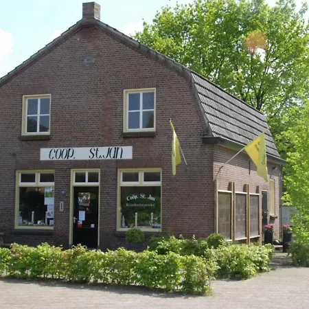 In With Hot Tub & Garden