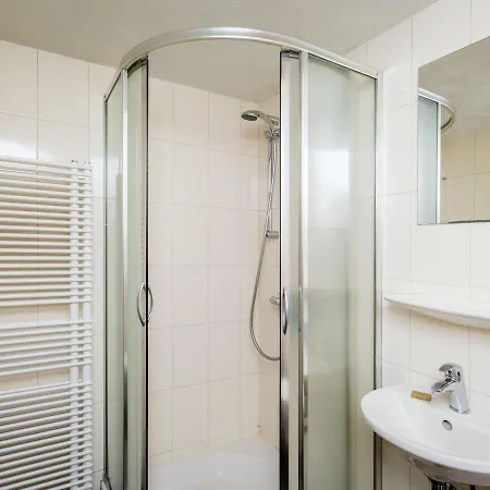 In With Hot Tub & Garden Ferienhaus