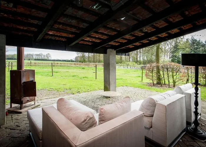 Dom wakacyjny In With Hot Tub & Garden *