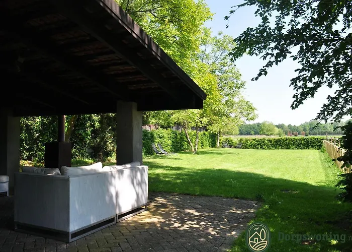 In With Hot Tub & Garden Dom wakacyjny Leende